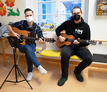 New Mates Sänger Daniel Rappholz und Gitarrist Maximilian Finke bei ihrem Mini-Konzert